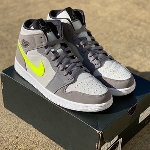 Jordan 1 “Grey Neon”